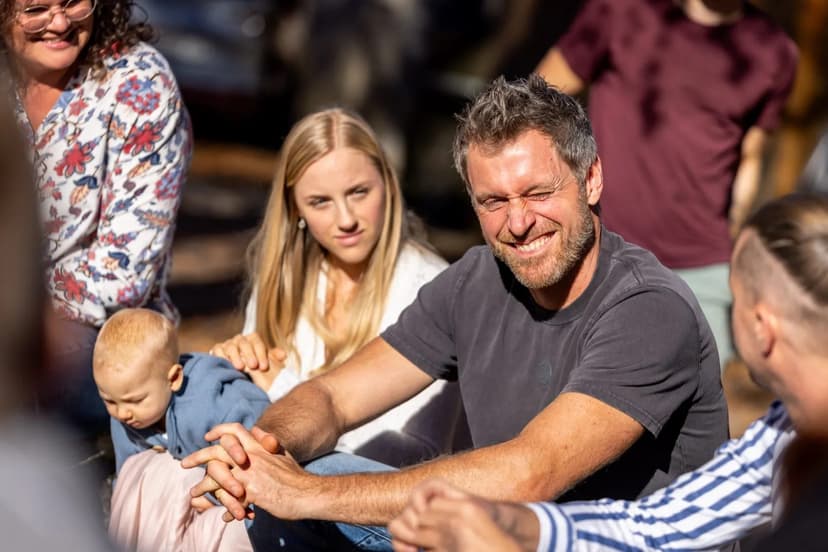 Felix Klemme im Austausch mit Teilnehmern der Ausbildung