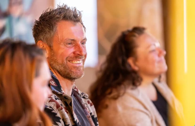 Felix Klemme lacht herzlich im Kreis der Ausbildungsteilnehmer