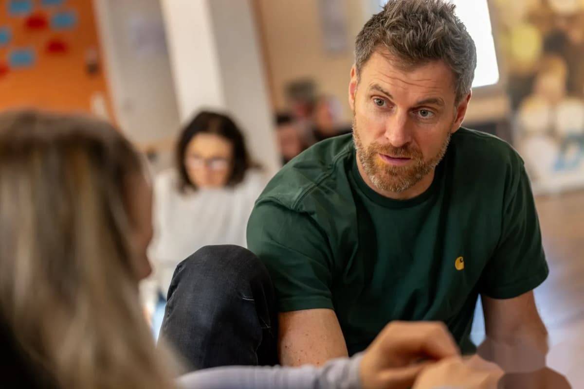 Felix Klemme hört einer Teilnehmerin aufmerksam zu